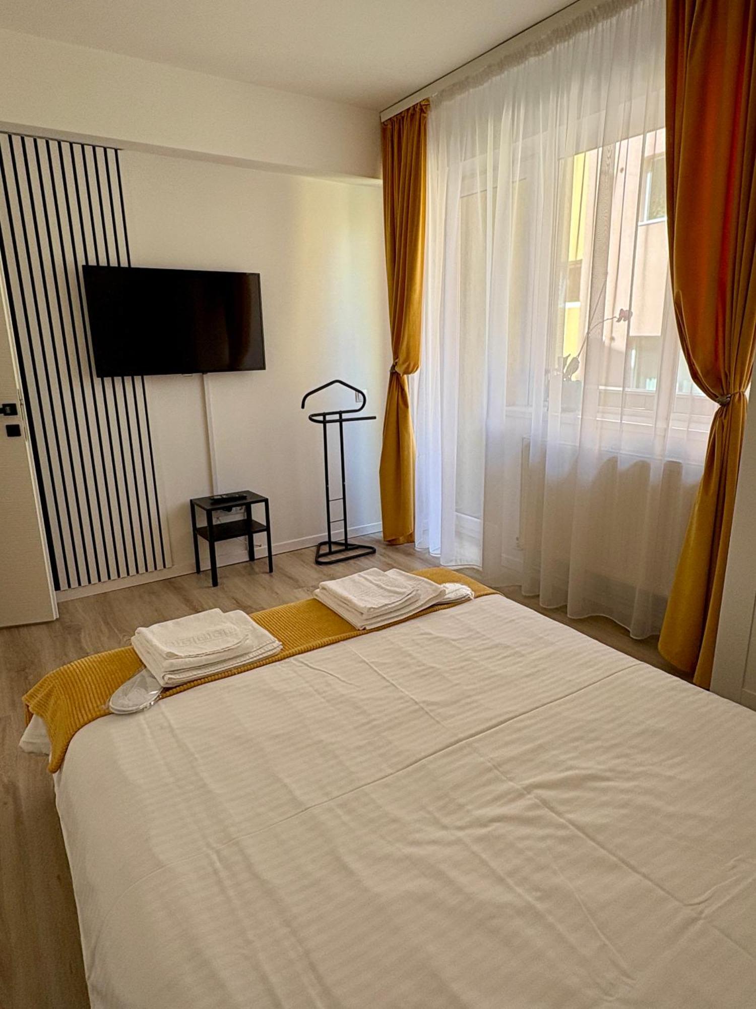 Yellow Apartment Floresti  Ngoại thất bức ảnh