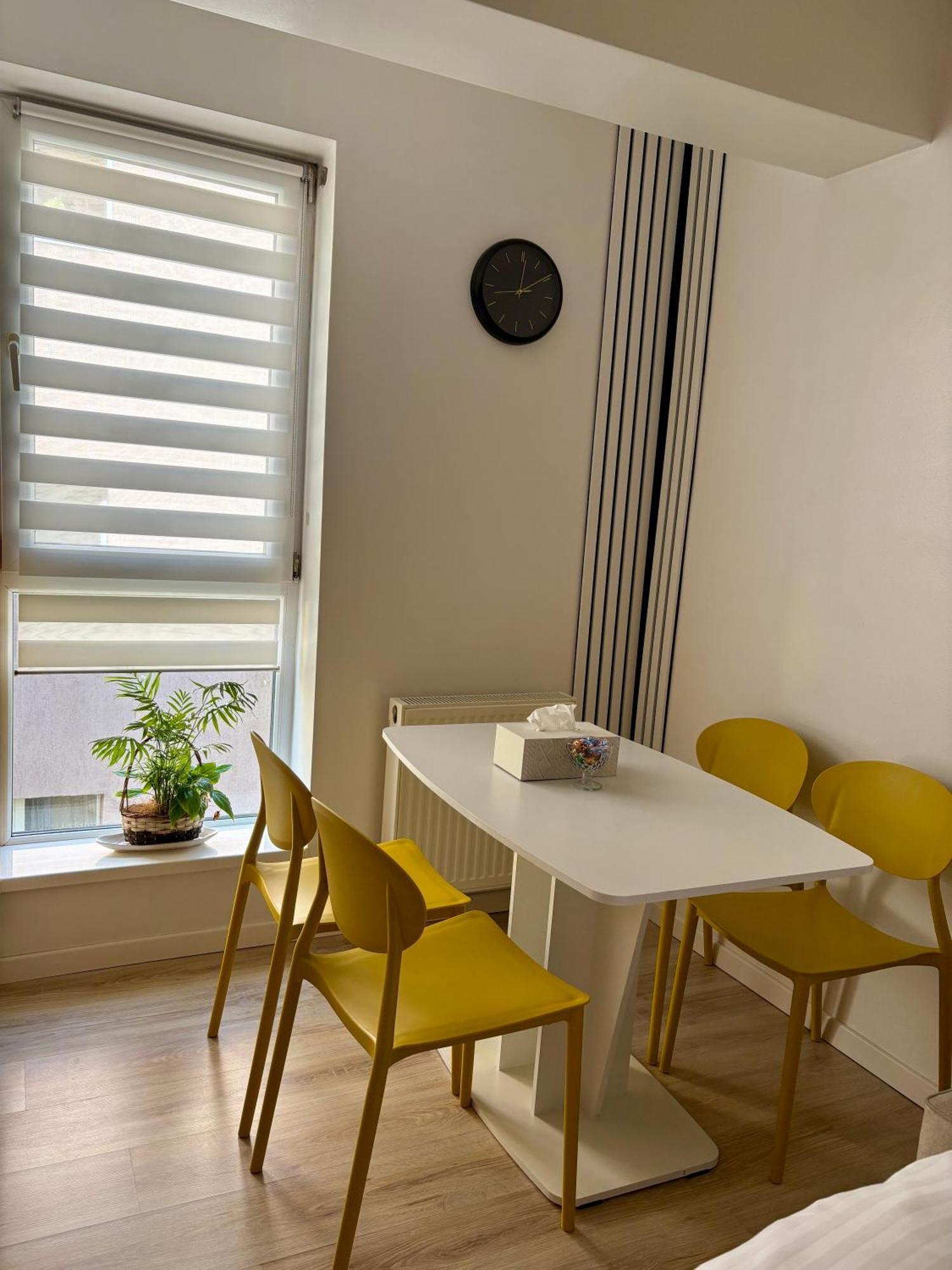Yellow Apartment Floresti  Ngoại thất bức ảnh