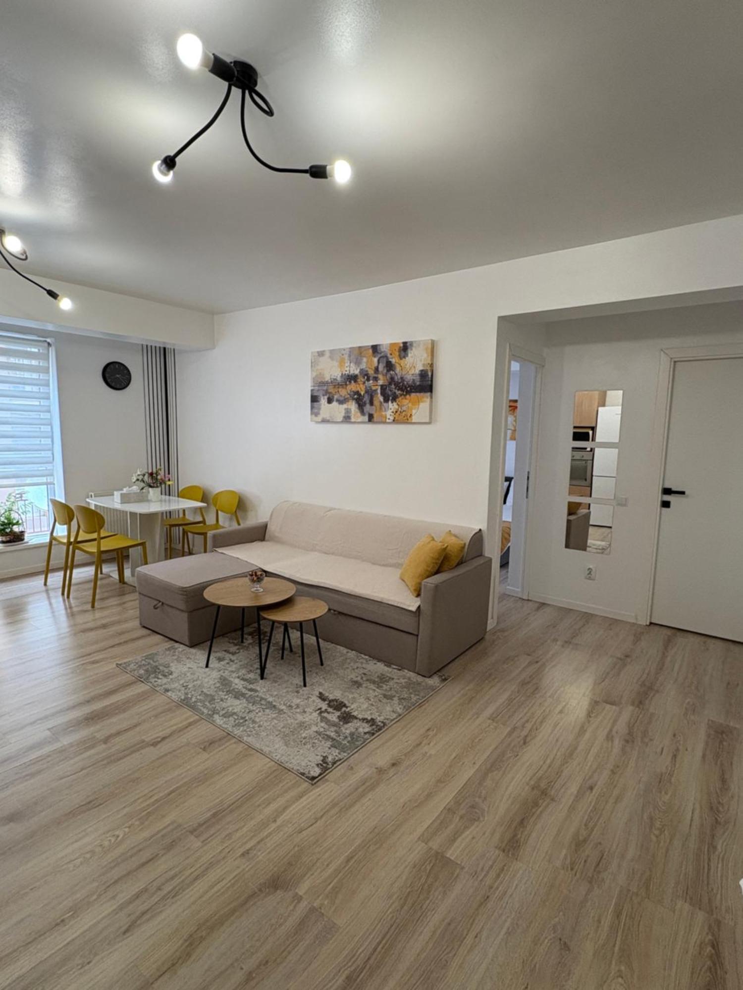 Yellow Apartment Floresti  Ngoại thất bức ảnh